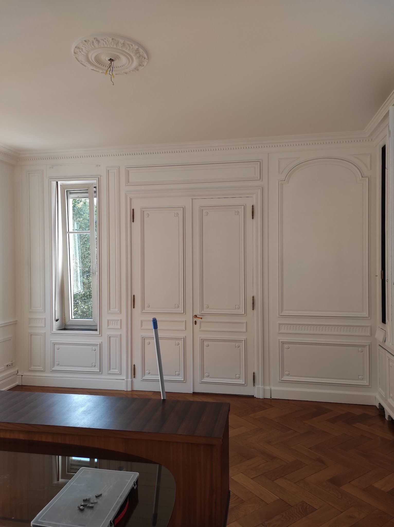 Salon à moulures repeint en blanc