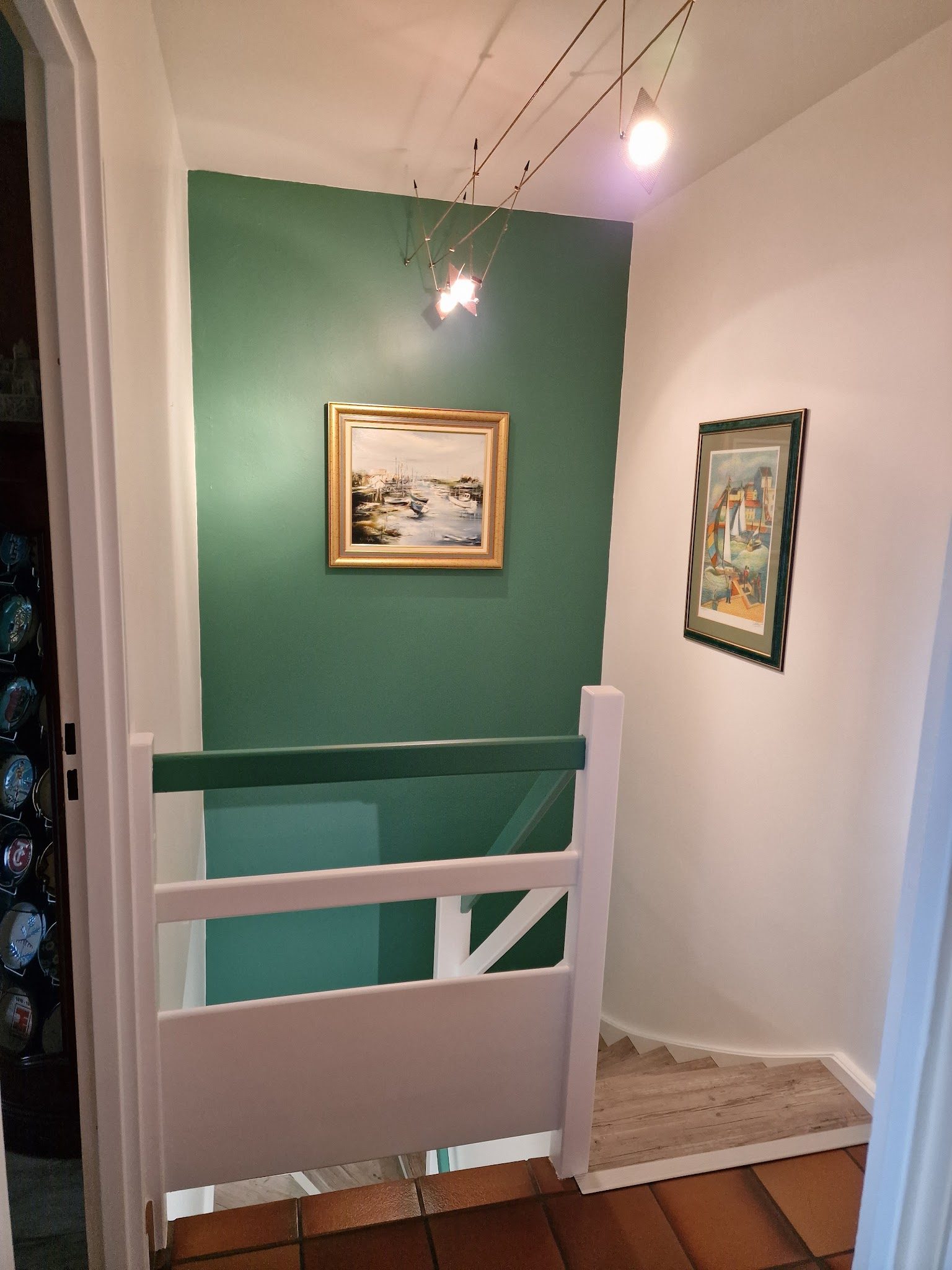 Cage d'escalier verte